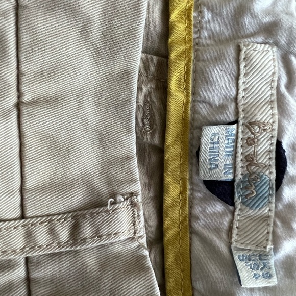 BODEN khaki shorts. Button & zip closure with belt loops. Front & back pocket. 4 - Picture 5 of 6